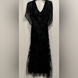 Black Lace Women's dressy long gown

*** Size is 18 Plus but fits like a 14/16**